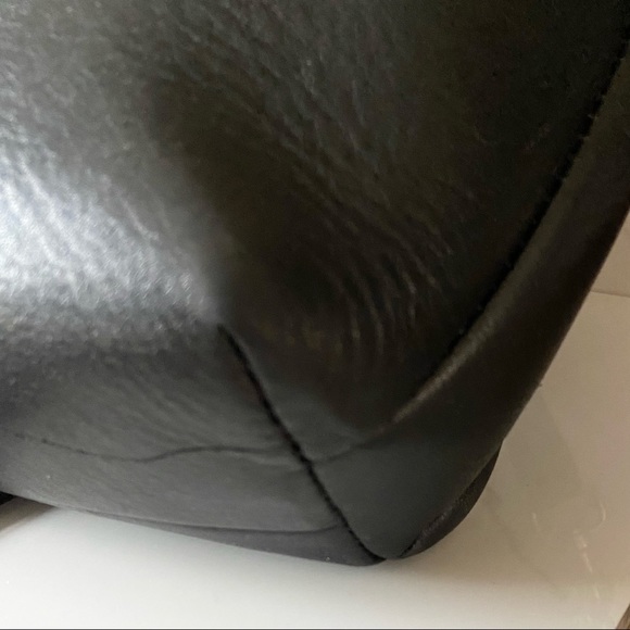 Tumi Black Leather Crossbody Messenger Bag Lock and Keys included. - Picture 6 of 12